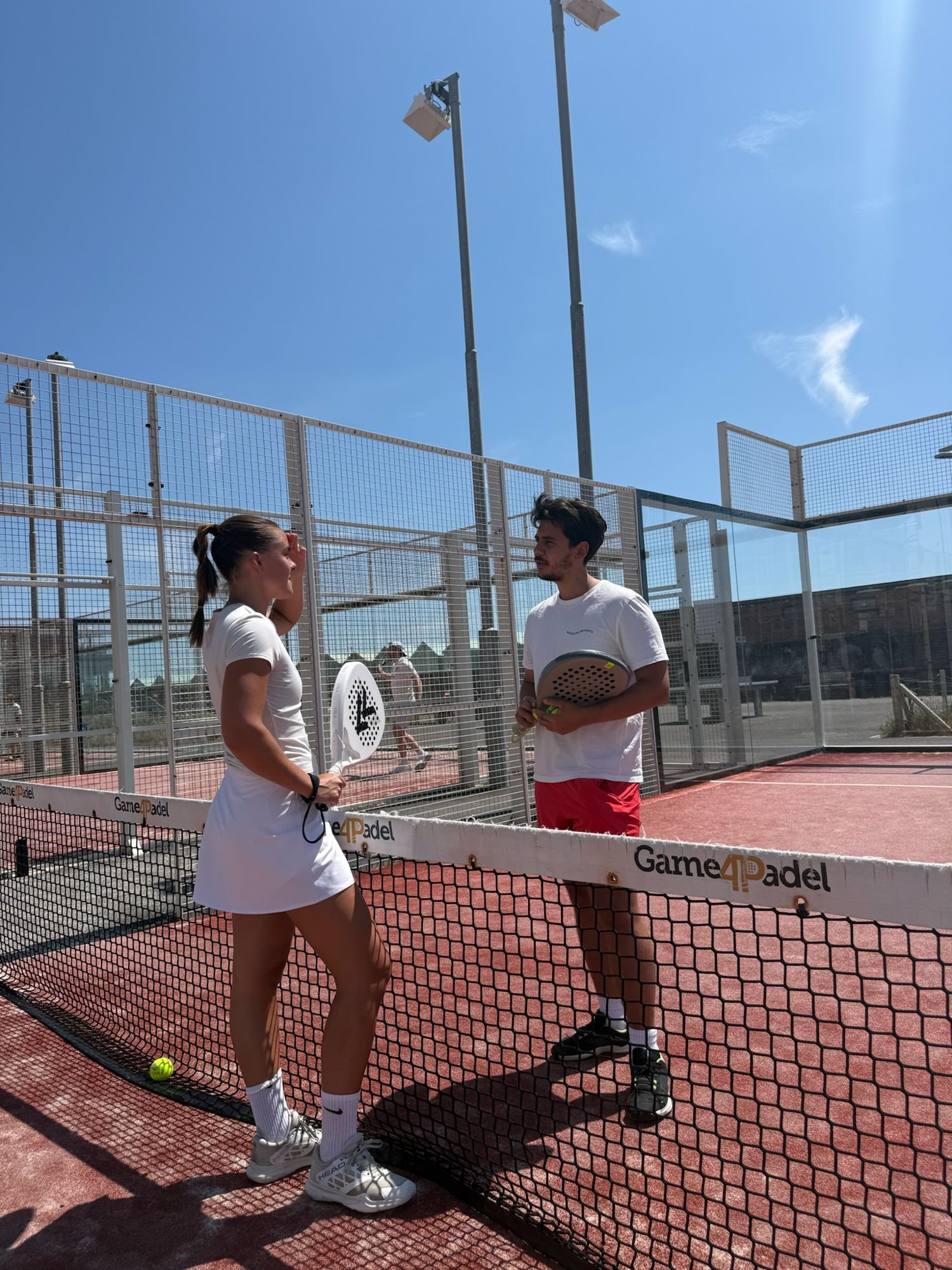 Jesús talking with a player at the net